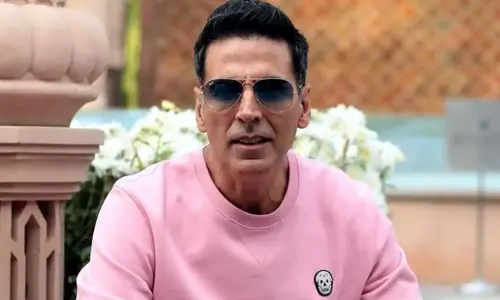 Akshay Kumar: నడిరోడ్డుపై ఫొటోగ్రాఫర్‌కు చెప్పులు అందించిన స్టార్ హీరో.. దేవుడు అంటూ పొగిడేస్తున్న నెటిజన్లు