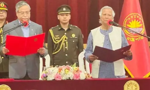Muhammad Yunus : బంగ్లాదేశ్ మధ్యంతర ప్రభుత్వాధినేతగా యూనుస్ ప్రమాణం