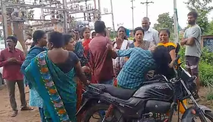 భర్త అక్రమ సంబంధం.. మహిళా సంఘాలతో కొట్టించిన భార్య..! భర్త అక్రమ సంబంధం.. మహిళా సంఘాలతో కొట్టించిన భార్య..!