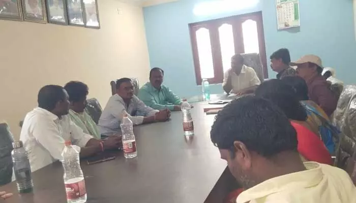 Yarravaram Society : అధికారుల నిర్లక్ష్యం అన్నదాతలకు శాపం అనే వార్తకు స్పందన.. Yarravaram Society : అధికారుల నిర్లక్ష్యం అన్నదాతలకు శాపం అనే వార్తకు స్పందన..