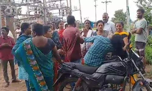 భర్త అక్రమ సంబంధం.. మహిళా సంఘాలతో కొట్టించిన భార్య..!