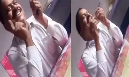 Viral Video : అటెండెన్స్ కావాలంటే ఆ కోరిక తీర్చాల్సిందే..! మహిళా టీచర్‌కు ఉపాధ్యాయుడి కండిషన్