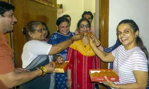 Manish Sisodia : మనీష్ సిసోడియాకు బెయిల్.. సంబరాలు చేసుకున్న కుటుంబ సభ్యులు