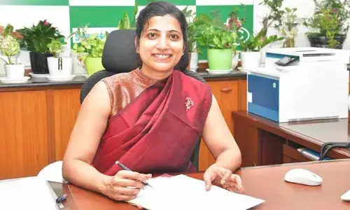 ఆమ్రపాలి హాట్ కామెంట్స్.. జీహెచ్‌ఎంసీని చుట్టుముట్టిన కార్మికులు