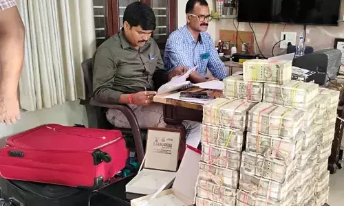 నిజామాబాద్ లో ఏసీబీ దాడులు...భారీగా నగదు, బంగారం పట్టివేత