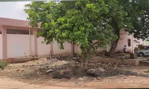 Dindi bus station : చినుకులు పడితే చిత్తడిగా మారుతున్న డిండి బస్ స్టేషన్..