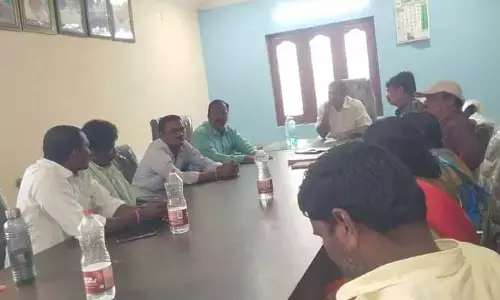 Yarravaram Society : అధికారుల నిర్లక్ష్యం అన్నదాతలకు శాపం అనే వార్తకు స్పందన..