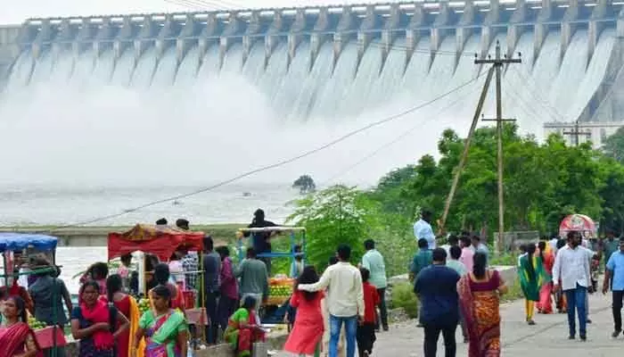 జలాశయానికి జనసంద్రం.. నాగార్జున సాగర్ వద్ద సందడి.. జలాశయానికి జనసంద్రం.. నాగార్జున సాగర్ వద్ద సందడి..