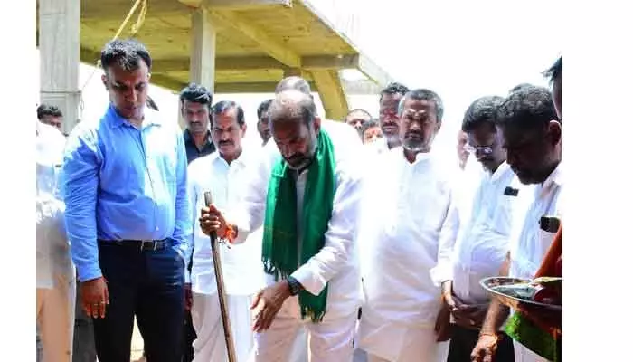 గ్రామాల్లో కొత్త రోడ్లు వేస్తాం.. ప్రభుత్వ విప్ ఆది శ్రీనివాస్ హామీ గ్రామాల్లో కొత్త రోడ్లు వేస్తాం.. ప్రభుత్వ విప్ ఆది శ్రీనివాస్ హామీ