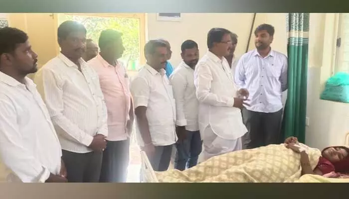 Former Minister : ప్రాథమిక ఆరోగ్య కేంద్రాన్ని సందర్శించిన మాజీ మంత్రి.. Former Minister : ప్రాథమిక ఆరోగ్య కేంద్రాన్ని సందర్శించిన మాజీ మంత్రి..