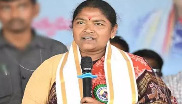 కేంద్ర మంత్రికి తెలంగాణ మంత్రి సీతక్క కీలక రిక్వెస్ట్ కేంద్ర మంత్రికి తెలంగాణ మంత్రి సీతక్క కీలక రిక్వెస్ట్