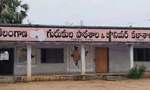 పెద్దాపూర్ గురుకుల ఘటనపై కలెక్టర్ సీరియస్... మెమోలు జారీ