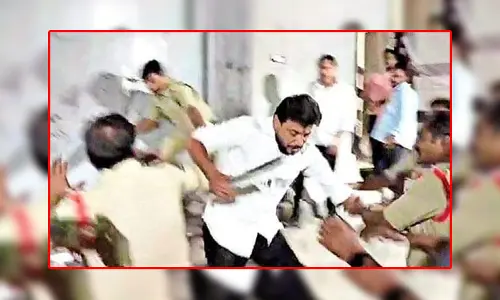 MLC దువ్వాడ వీరంగం.. అర్ధరాత్రి భార్యా, కూతురిపై దాడికి యత్నం