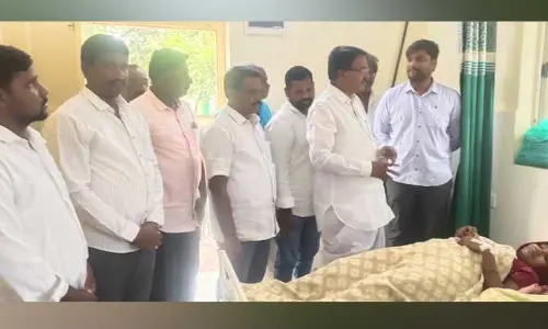 Former Minister : ప్రాథమిక ఆరోగ్య కేంద్రాన్ని సందర్శించిన మాజీ మంత్రి..