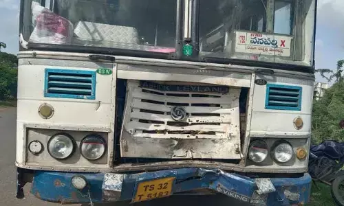 Accident : ద్విచక్రవాహనాన్ని ఢీకొన్న ఆర్టీసీ బస్సు.. వ్యక్తి మృతి..