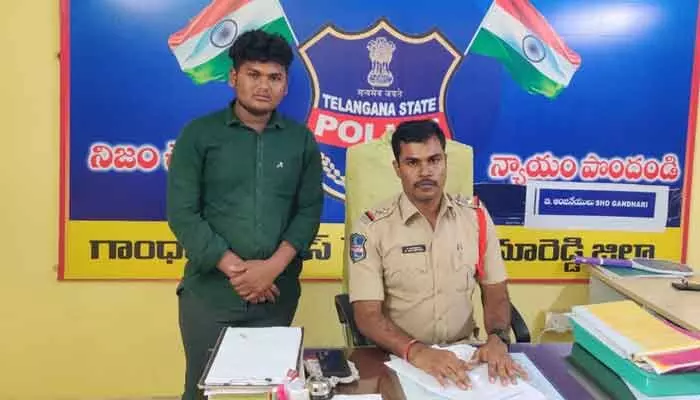 పోలీస్ స్టేషన్ లో యువకుడి వీరంగం.. ఏఎస్సైని బూతులు తిడుతూ హంగామా పోలీస్ స్టేషన్ లో యువకుడి వీరంగం.. ఏఎస్సైని బూతులు తిడుతూ హంగామా