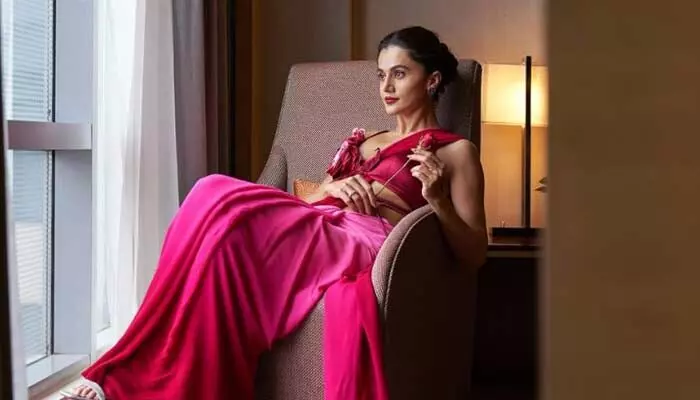 Taapsee Pannu: ఎంగేజ్మెంట్ అయిన 9 ఏళ్లకు పెళ్లి చేసుకున్నా.. షాకింగ్ విషయాలు రివీల్ చేసిన స్టార్ హీరోయిన్ Taapsee Pannu: ఎంగేజ్మెంట్ అయిన 9 ఏళ్లకు పెళ్లి చేసుకున్నా.. షాకింగ్ విషయాలు రివీల్ చేసిన స్టార్ హీరోయిన్