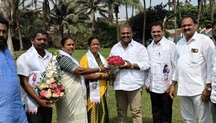 ఎమ్మెల్సీ ఎన్నికల వేళ వైసీపీకి షాక్.. జనసేనలో చేరిన కీలక ప్రజా ప్రతినిధులు ఎమ్మెల్సీ ఎన్నికల వేళ వైసీపీకి షాక్.. జనసేనలో చేరిన కీలక ప్రజా ప్రతినిధులు