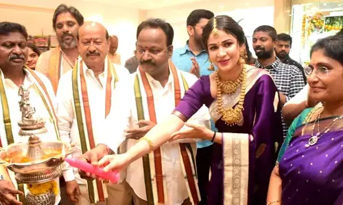 కూకట్​పల్లిలో సినీ నటి లావణ్య త్రిపాఠి సందడి