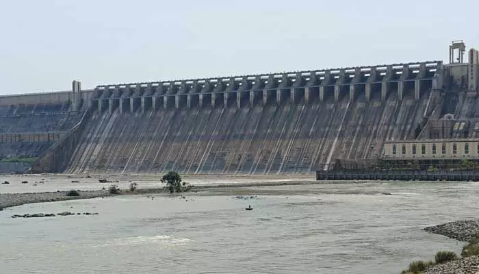 సాగర్కు తగ్గిన వరద.. గేట్లు బంద్ సాగర్కు తగ్గిన వరద.. గేట్లు బంద్