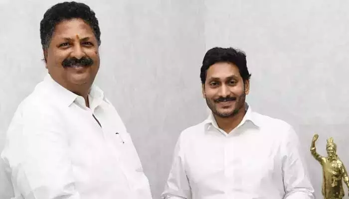 చిక్కుల్లో మాజీ మంత్రి కారుమూరి... రంగంలోకి సీఐడీ...! చిక్కుల్లో మాజీ మంత్రి కారుమూరి... రంగంలోకి సీఐడీ...!