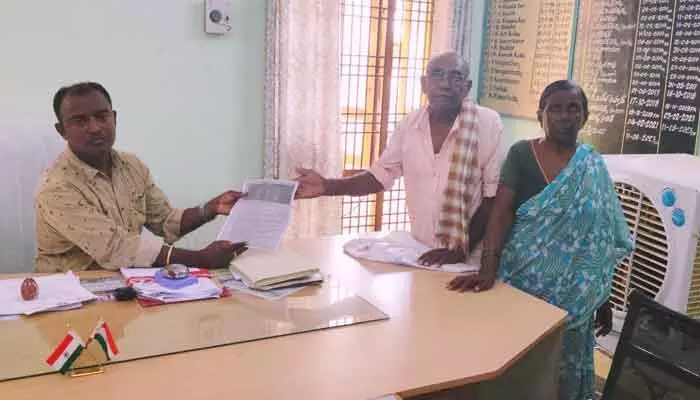 మా కొడుకే భూమిని దున్ననిస్తలేడు.. తల్లిదండ్రుల ఆవేదన మా కొడుకే భూమిని దున్ననిస్తలేడు.. తల్లిదండ్రుల ఆవేదన