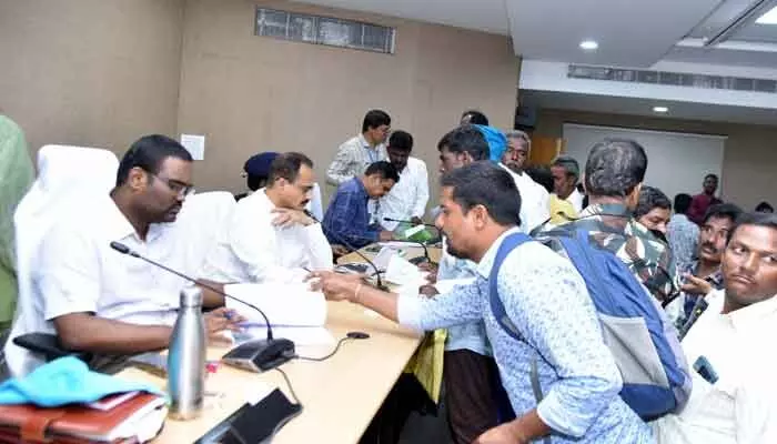 ప్రజావాణి అర్జీలను వెంటవెంటనే పరిష్కరించాలి : కలెక్టర్ ప్రజావాణి అర్జీలను వెంటవెంటనే పరిష్కరించాలి : కలెక్టర్