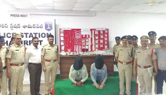 జువెలరీ షాప్ దొంగల అరెస్టు.. రూ.18 లక్షల బంగారం స్వాధీనం జువెలరీ షాప్ దొంగల అరెస్టు.. రూ.18 లక్షల బంగారం స్వాధీనం