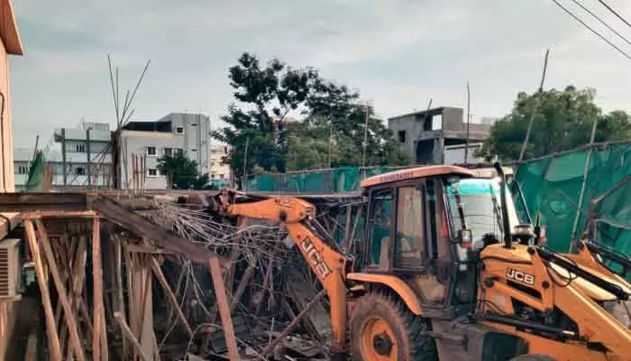 దిశ ఎఫెక్ట్.. అక్రమ నిర్మాణాలు కూల్చేసిన రెవెన్యూ సిబ్బంది.. దిశ ఎఫెక్ట్.. అక్రమ నిర్మాణాలు కూల్చేసిన రెవెన్యూ సిబ్బంది..