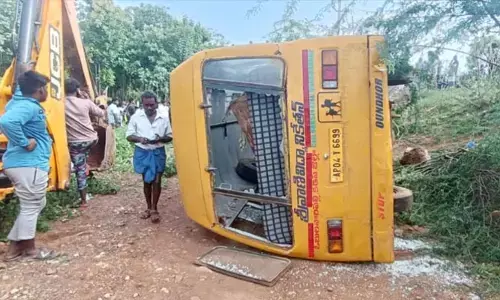 Road Accident: అన్నమయ్య జిల్లాలో తీవ్ర విషాదం.. స్కూల్ బస్సు బోల్తా, విద్యార్థిని దుర్మరణం