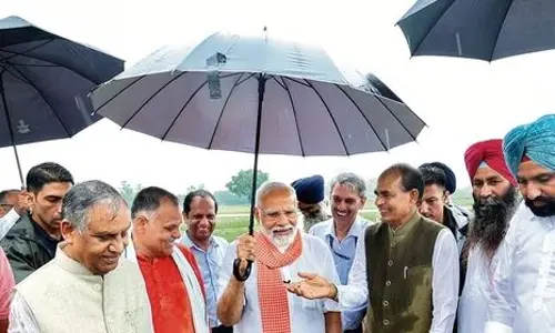 భారీ వర్షంలో నడుస్తూ వెళ్లి.. రైతులతో ముచ్చటించిన ప్రధాని మోడీ