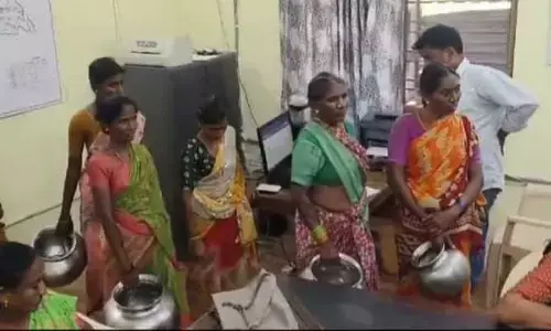 ఎమ్మార్వో ఆఫీసులో ఖాళీ బిందెలతో నిరసన.. నీళ్ల కోసం మహిళల పోరాటం