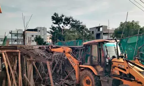 దిశ ఎఫెక్ట్.. అక్రమ నిర్మాణాలు కూల్చేసిన రెవెన్యూ సిబ్బంది..