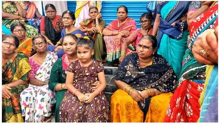 వేరే మహిళతో భర్త సహజీవనం.. ఇంటి ముందు బైఠాయించిన భార్య వేరే మహిళతో భర్త సహజీవనం.. ఇంటి ముందు బైఠాయించిన భార్య