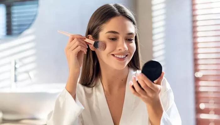 Girls makeup: రోజూ మేకప్ వేసుకుంటున్నారా?.. తర్వాత ఏం జరుగుతుందంటే.. Girls makeup: రోజూ మేకప్ వేసుకుంటున్నారా?.. తర్వాత ఏం జరుగుతుందంటే..