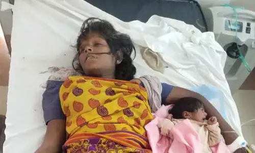 మత్తులో బిడ్డల్ని చంపేయాలని చూసిన తల్లి.. అడ్డుకున్న యువకుడు