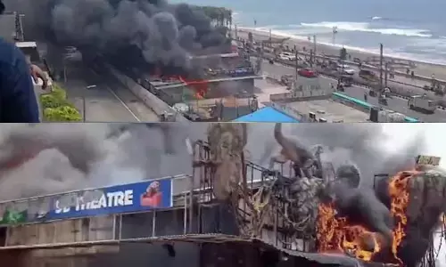 విశాఖలో భారీ అగ్ని ప్రమాదం.. బీచ్ రోడ్డులో డైనో పార్క్ లో ఎగిసిపడుతున్న మంటలు