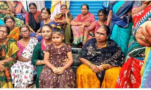 వేరే మహిళతో భర్త సహజీవనం.. ఇంటి ముందు బైఠాయించిన భార్య