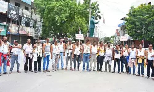 జగిత్యాల జర్నలిస్టుల అర్ధనగ్న ప్రదర్శన.. ఇండ్ల స్థలాల కోసం డిమాండ్
