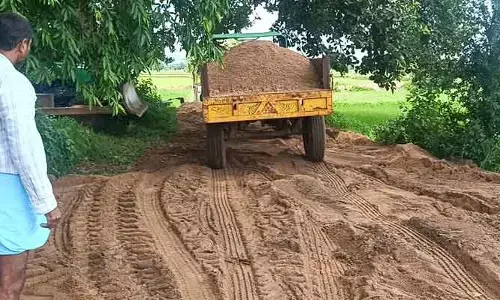 ఆ గ్రామ రైతులు అందరికీ ఆదర్శం.. సొంతంగా రోడ్డు మరమ్మతులు