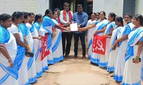 సూపర్ వైజర్ ను సస్పెండ్ చేయండి.. ఎమ్మార్వోకు ఆశావర్కర్స్ ఫిర్యాదు