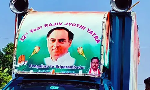 రాజీవ్ వీర్ భూమి దగ్గర సోనియాకు జ్యోతి అందజేత