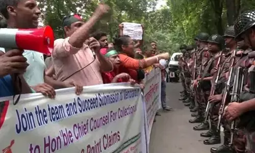 Bangladesh: ఢాకాలోని జమున గెస్ట్ హౌస్ వెలుపల మైనారిటీ కమ్యూనిటీ సభ్యుల నిరసన