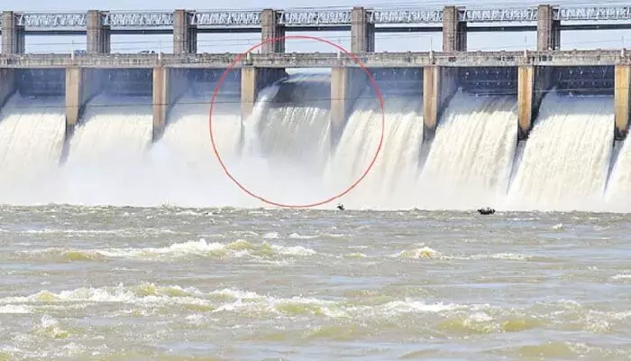 Thungabhara Dam: తుంగభద్ర డ్యామ్లోకి కొనసాగుతోన్న వరద.. అధికారుల కీలక నిర్ణయం Thungabhara Dam: తుంగభద్ర డ్యామ్లోకి కొనసాగుతోన్న వరద.. అధికారుల కీలక నిర్ణయం