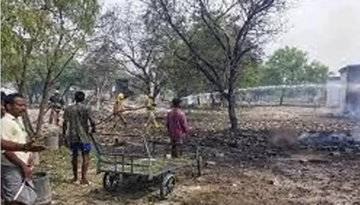BREAKING: తమిళనాడులో తీవ్ర విషాదం.. బాణాసంచా గోడౌన్లో పేలుడు, ఇద్దరు మృతి BREAKING: తమిళనాడులో తీవ్ర విషాదం.. బాణాసంచా గోడౌన్లో పేలుడు, ఇద్దరు మృతి