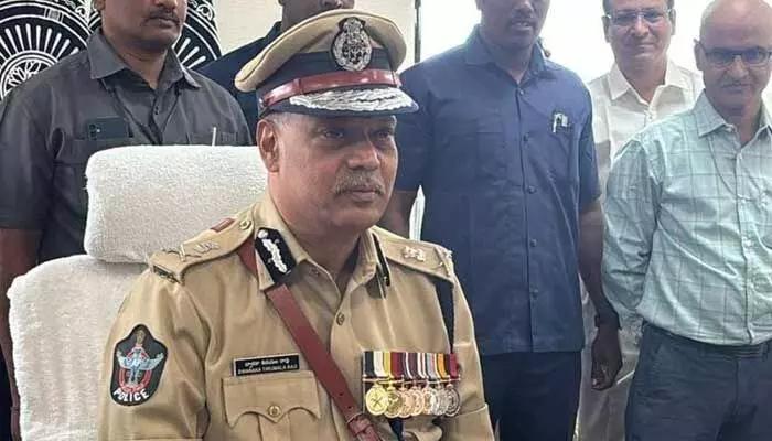 16 మంది ఐపీఎస్లకు ఏపీ డీజీపీ షాక్.. తన ఆఫీసులో ఉండాలని ఆదేశం 16 మంది ఐపీఎస్లకు ఏపీ డీజీపీ షాక్.. తన ఆఫీసులో ఉండాలని ఆదేశం