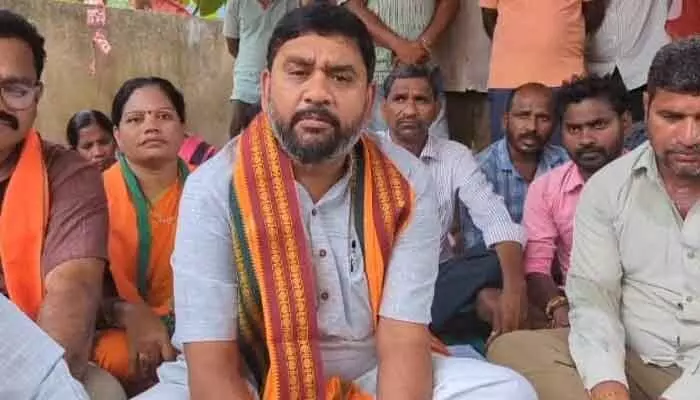 కార్మికుల సమస్యలు పరిష్కరించకుంటే దీక్షలో కూర్చుంటాః ఎమ్మెల్యే హరీష్ బాబు కార్మికుల సమస్యలు పరిష్కరించకుంటే దీక్షలో కూర్చుంటాః ఎమ్మెల్యే హరీష్ బాబు
