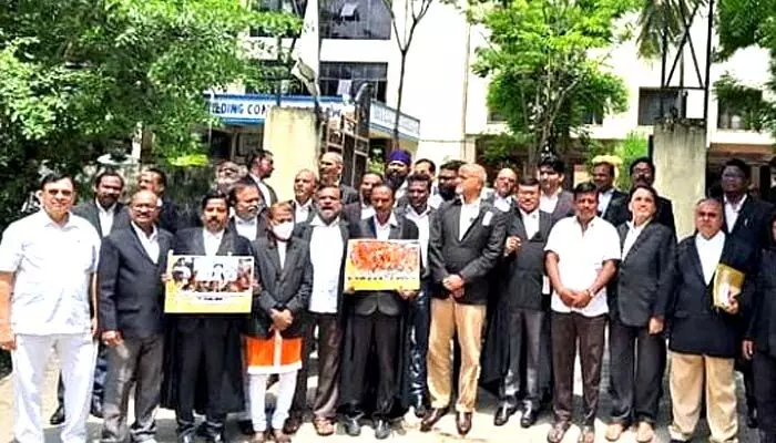 విధులు బహిష్కరించిన న్యాయవాదులు విధులు బహిష్కరించిన న్యాయవాదులు