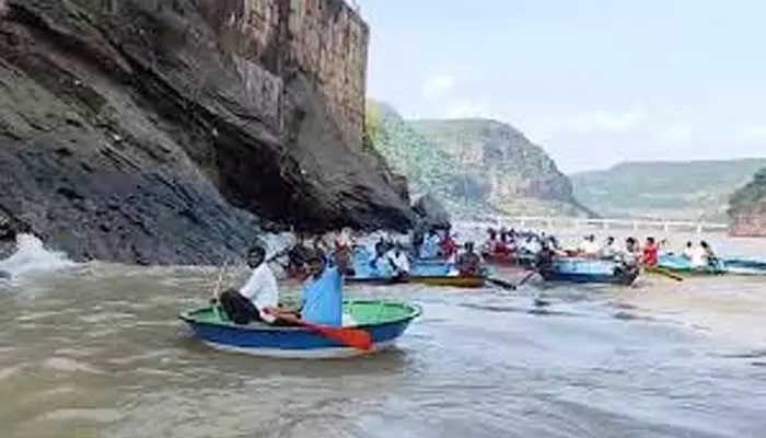 Srisailam Reservoir:శ్రీశైలం జలాశయం పరిసరాల్లో చేపల వేట నిషేధం Srisailam Reservoir:శ్రీశైలం జలాశయం పరిసరాల్లో చేపల వేట నిషేధం