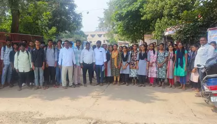 విద్యార్థినులను బూతులు తిడుతున్న కండక్టర్.. డిపో ముందు స్టూడెండ్ల నిరసన.. విద్యార్థినులను బూతులు తిడుతున్న కండక్టర్.. డిపో ముందు స్టూడెండ్ల నిరసన..